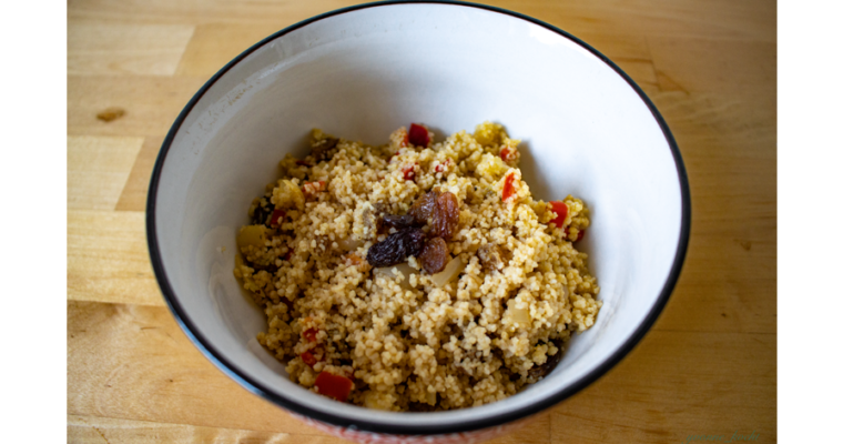 Couscous Salat mit Paprika und Rosinen