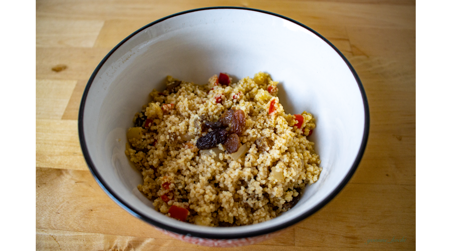 Couscous Salat mit Paprika und Rosinen