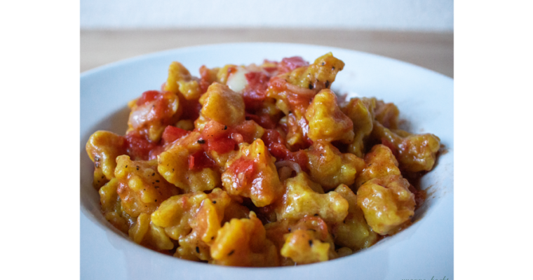 Selbstgemachte Knopfnudeln mit scharfer Tomatensoße