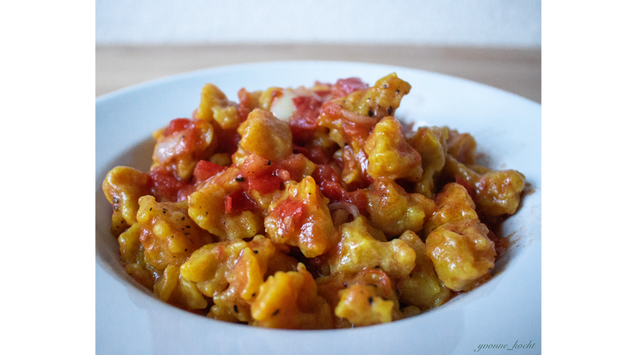 Selbstgemachte Knopfnudeln mit scharfer Tomatensoße